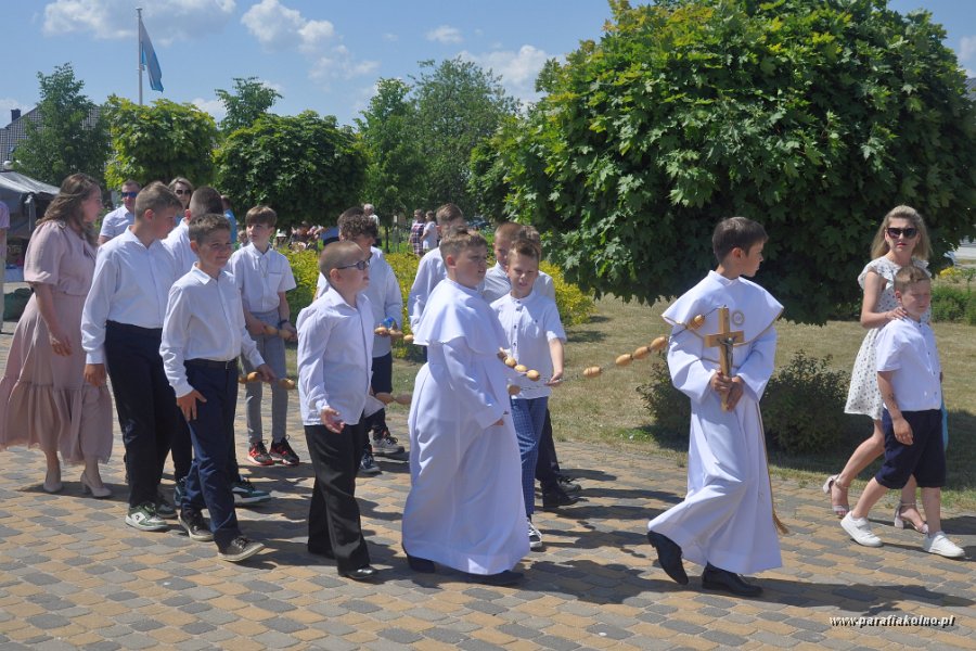 053 Rusza procesja eucharystyczna.jpg